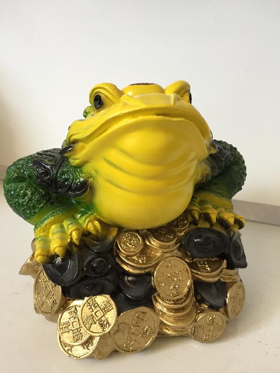 Садовая фигурка Средняя жаба на деньгах размер 17х19 см (копилка)